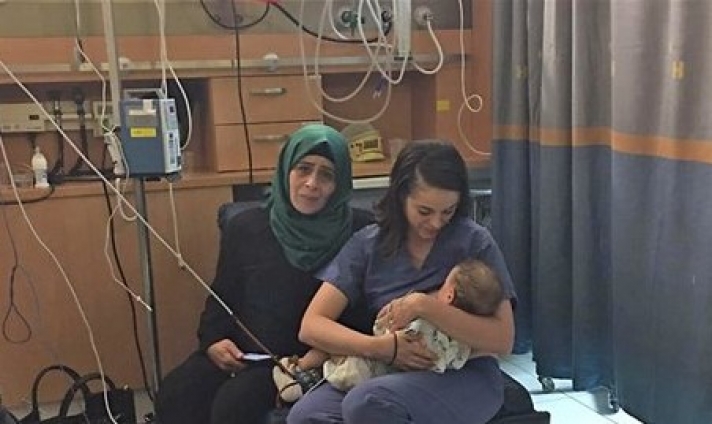 Έπειτα από τροχαίο δυστύχημα Ισραηλινή νοσοκόμα θηλάζει μωρό Παλαιστινίων
