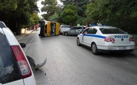 Σύγκρουση και ανατροπή σχολικού λεωφορείου στα Βριλήσσια Ο οδηγός του λεωφορείου τραυματίστηκε και μεταφέρθηκε στο νοσοκομείο.