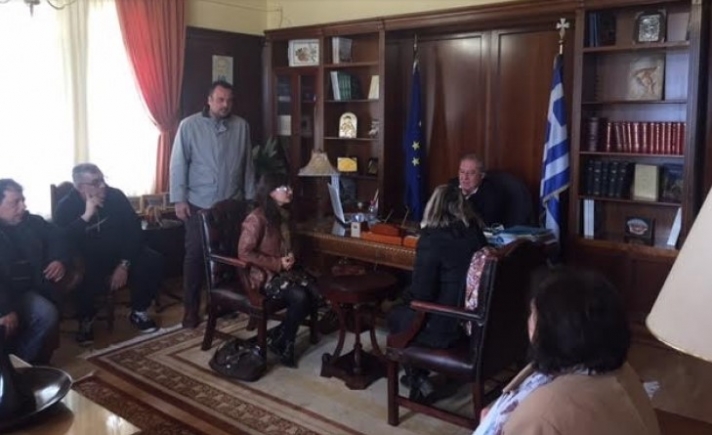 Η Επιτροπή Αγώνα συμβασιούχων στο Δήμο Κορινθίων επισκέφθηκε τον Αντιπεριφερειάρχη Πελοπίδα Καλλίρη.