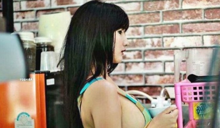 Coffee shop hires topless model as waitress! (photos)