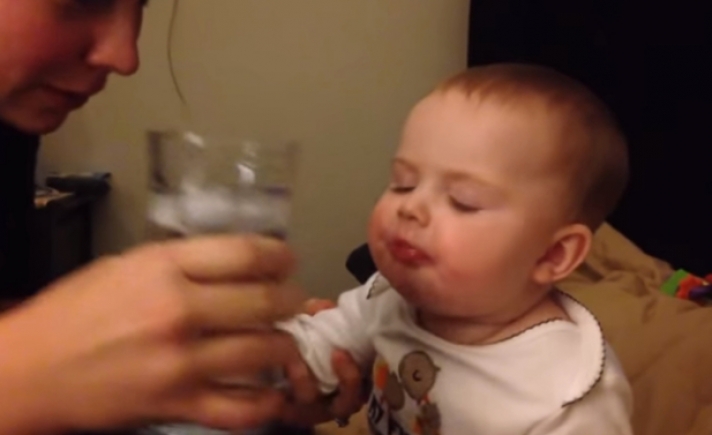Μωρά πίνουν για πρώτη φορά νερό! Δείτε την απίθανη αντίδρασή τους (vid)