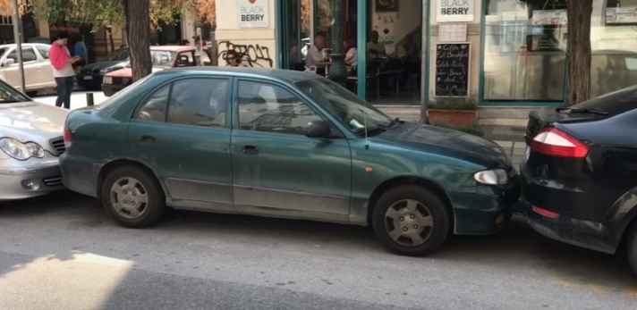 ΒΙΝΤΕΟ - Δείτε το απίθανο παρκάρισμα στη Θεσσαλονίκη