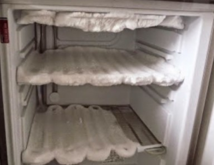 Δείτε πώς θα καθαρίσετε τον πάγο από την κατάψυξη του ψυγείου σας σε χρόνο μηδέν!