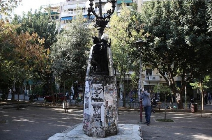 Πολυτεχνείο: Έκλεψαν ασπίδες αστυνομικών και έντυσαν το άγαλμα της πλατείας Εξαρχείων