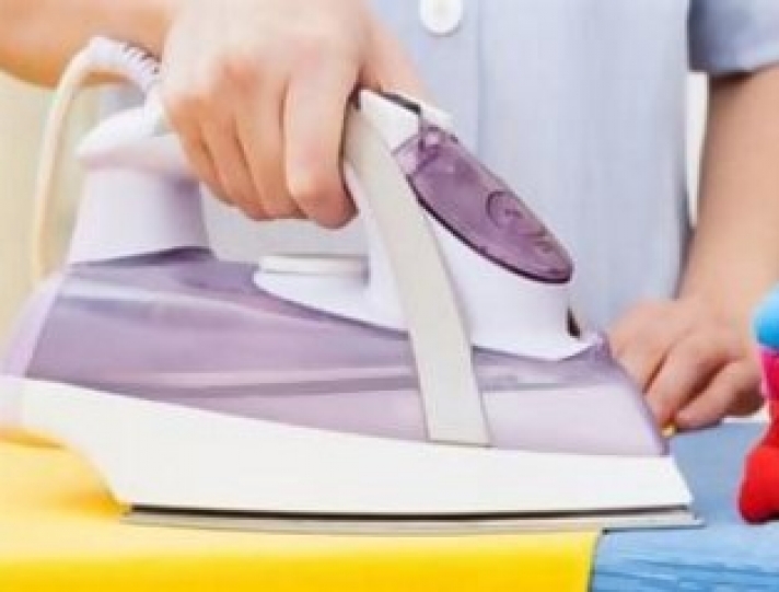 Η χαρά της νοικοκυράς... ρομπότ σιδερώνει ρούχα