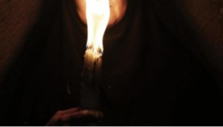 Πάτρα: Η γυναίκα με τα μαύρα και το αναμμένο κερί, που εμφανίζεται μετά τα μεσάνυχτα στους έρημους δρόμους στη Μαγούλα