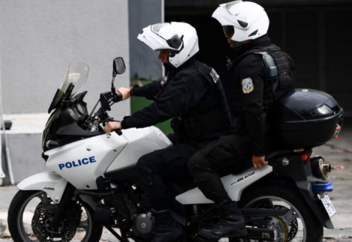 Επίθεση σε αστυνομικούς στο κέντρο της Αθήνας! Τραυματίας ένας αστυνομικός