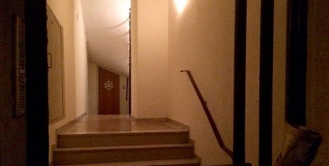 Στον τέταρτο όροφο πολυκατοικίας Στο φιλικό του περιβάλλον αναζητούν τον δολοφόνο του 48χρονου στον Πειραιά