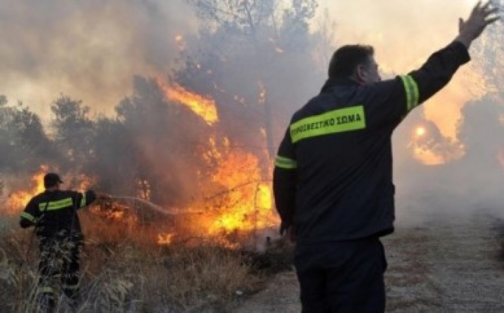 Πυρκαγιές σε Κέα, Αλιβέρι - Μαίνεται η φωτιά στο Πόρτο Λάφια Εύβοιας