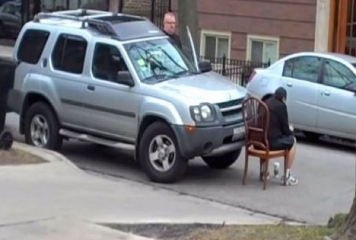 Aγενής οδηγός διπλοπαρκάρει μπροστά από εκκλησία. Τότε ο γείτονας αποφάσισε να του δώσει ένα αξέχαστο μάθημα (VIDEO)