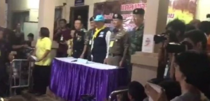 Βίντεο: Ο κυβερνήτης ανακοινώνει ότι τα παιδιά στην Ταϊλάνδη σώθηκαν και όλοι ξεσπούν σε χειροκροτήματα