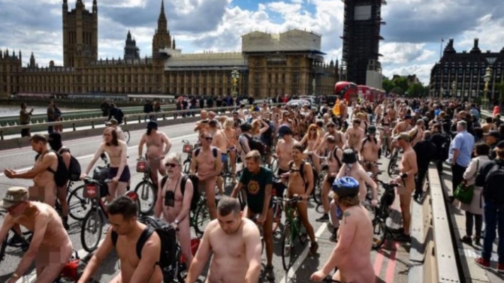 Βίντεο: Χιλιάδες ολόγυμνοι ποδηλάτες πλημμύρισαν τους δρόμους του Λονδίνου