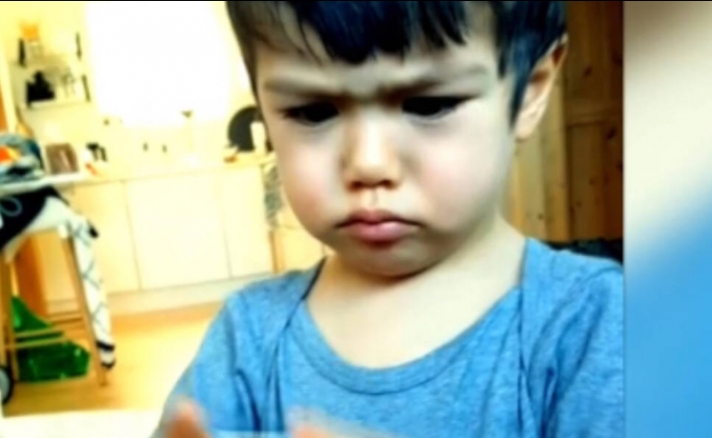2χρονο αγόρι θύμωσε και δεν μπορεί να συγκρατήσει τα νεύρα του. Δείτε τι τον έκανε έξαλλο! (vid)
