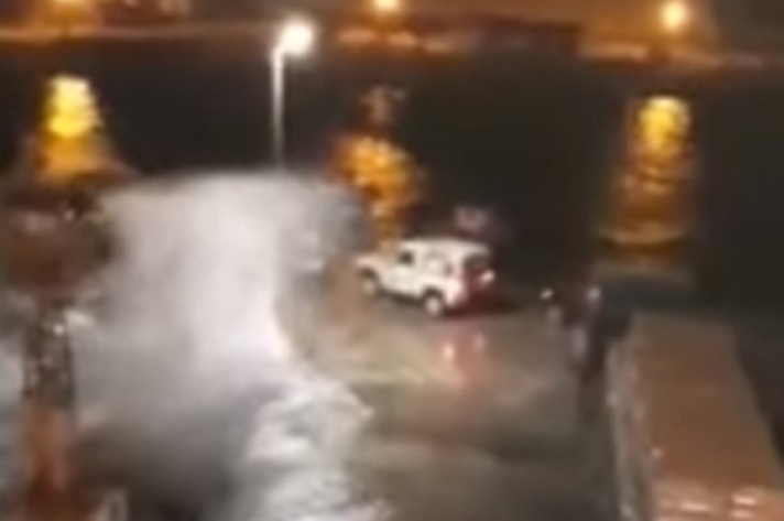 Εντυπωσιακό βίντεο από Κυκλάδες - Τα κύματα «έπνιξαν» τα λιμάνια (vid)