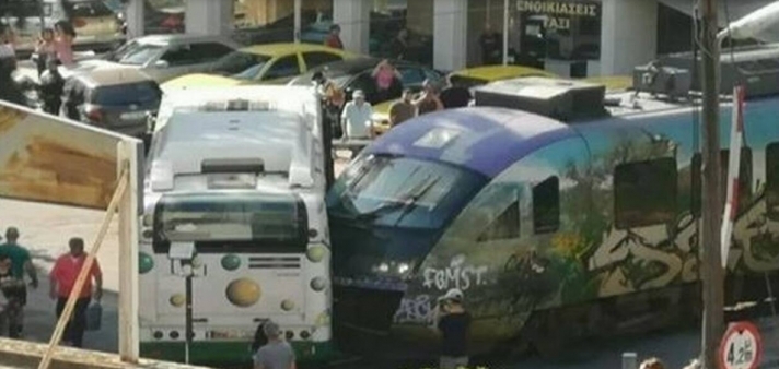 Πανικός στη Λιοσίων: Συρμός του Προαστιακού συγκρούστηκε με λεωφορείο