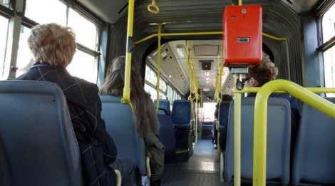 Επίθεση με βαριοπούλες σε λεωφορείο, στο Γαλάτσι