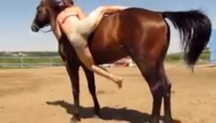 ΒΙΝΤΕΟ - Τελικά την...κατάλαβε: Άλογο βοηθά γυναίκα να το ιππεύσει, μετά από πολλές αποτυχημένες προσπάθειες