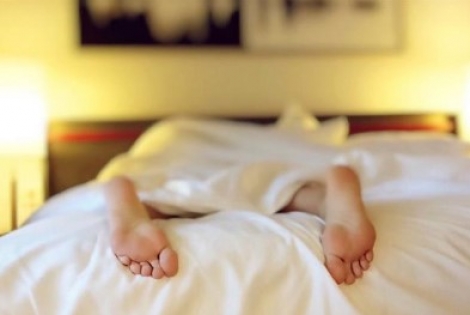 Πως θα κοιμηθείτε δροσερά χωρίς κλιματισμό;