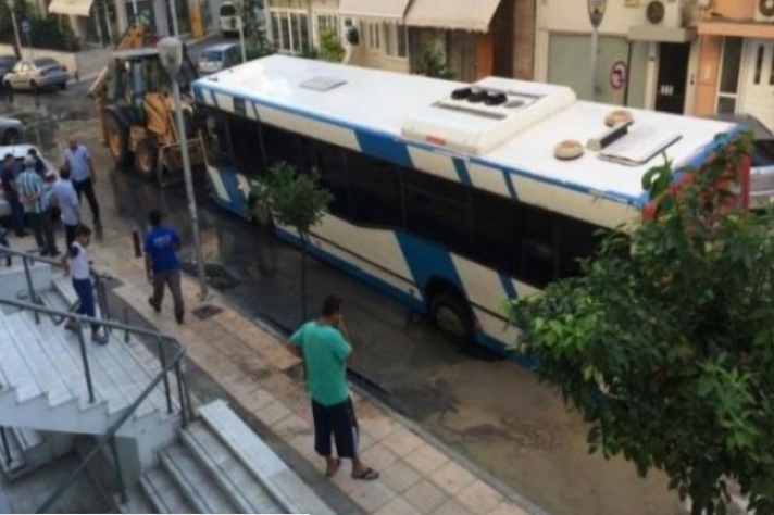 Απίστευτο κι όμως... ελληνικό! Λεωφορείο βουλιάζει στην άσφαλτο! (VIDEO)