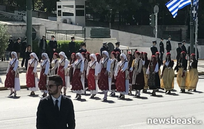 Ολοκληρώθηκε η μαθητική παρέλαση για την 25η Μαρτίου στην Αθήνα Παρουσία του υπουργού Παιδείας και του δημάρχου Αθηναίων Γιώργου Καμίνη