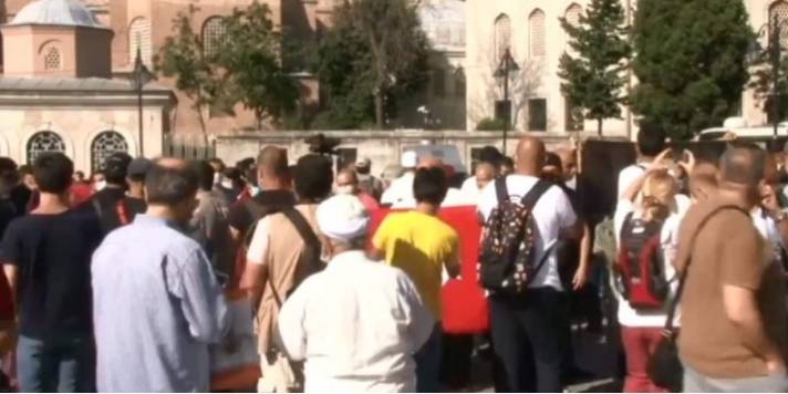 Κόσμος συγκεντρώνεται έξω από την Αγία Σοφία μετά την απόφαση να γίνει τζαμί (Βίντεο)