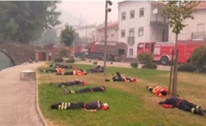 Απίστευτες φωτογραφίες: Οι ήρωες πυροσβέστες της Πορτογαλίας σε μια ανάπαυλα από τη «μάχη»