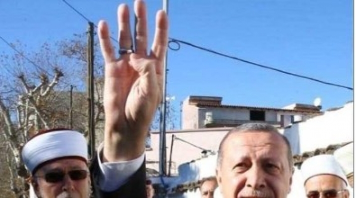 Τι σημαίνει ο χαιρετισμός του Ερντογάν με τα 4 υψωμένα δάχτυλα