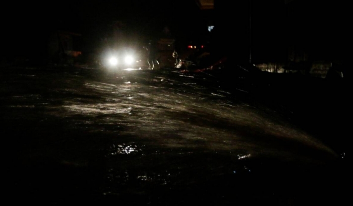 Καιρός: Ισχυρή βροχόπτωση στην Ναύπακτο - Πλημμύρισαν οι δρόμοι (pics&vid)