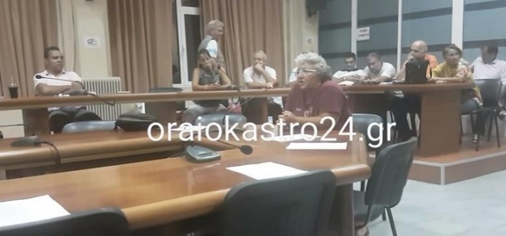 Η γυναίκα που σε 4 λεπτά αποδόμησε το ρατσιστικό παραλήρημα των κατοίκων του Ωραιοκάστρου (Video)