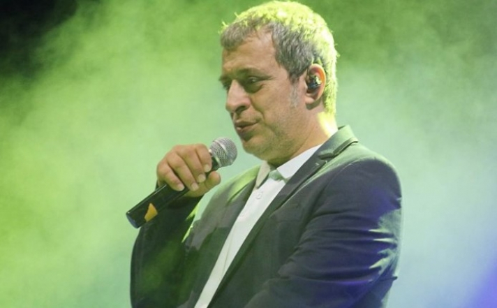 Τραγουδιστής τα «χώνει άγρια» στον Θέμη Αδαμαντίδη