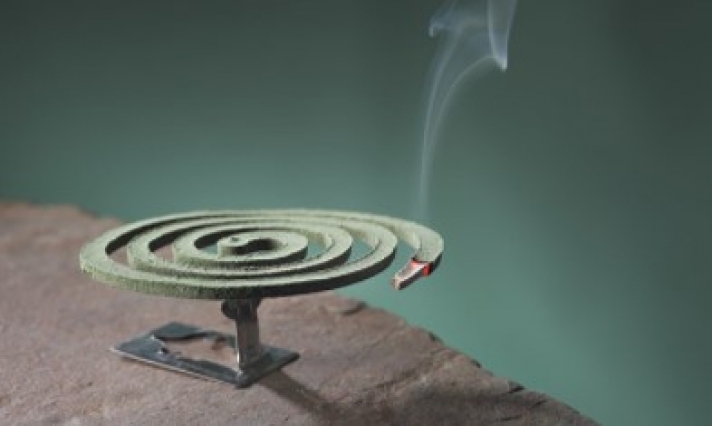 Ο καπνός από ένα “φιδάκι” για κουνούπια είναι τοξικός όσο 100 τσιγάρα