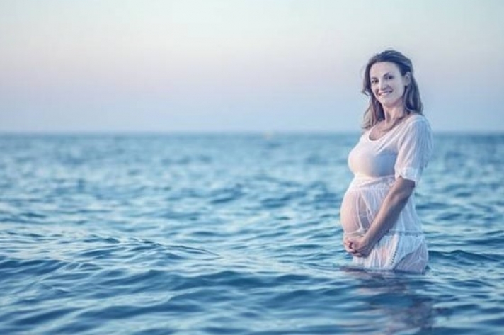 Έγκυος το καλοκαίρι; Δέκα συμβουλές για να διατηρήσετε την ψυχραιμία σας