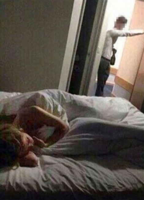 ΦΩΤΟ - Κάμερες ξενοδοχείου «έπιασαν» καθηγήτρια να κάνει σεξ με 17χρονο μαθητή