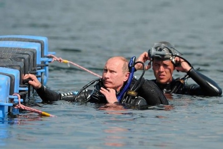 Ο Πούτιν βούτηξε στα παγωμένα νερά να πιάσει το Σταυρό