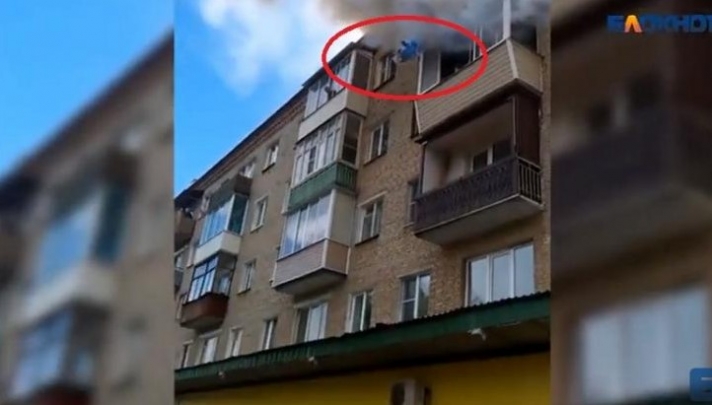 Εικόνες που κόβουν την ανάσα – Πέταξαν τα παιδιά τους από τον 4ο όροφο για να τα....Βίντεο