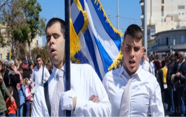 Καταχειροκροτήθηκε τυφλός σημαιοφόρος της παρέλασης στα Χανιά (ΦΩΤΟ)