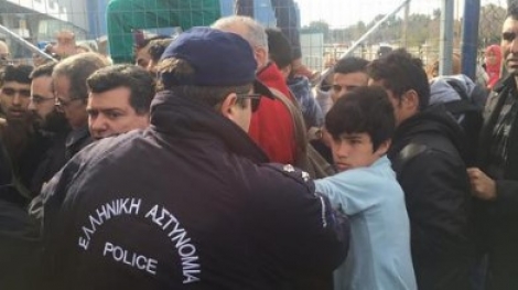 ΒΙΝΤΕΟ - ΑΠΙΣΤΕΥΤΕΣ ΕΙΚΟΝΕΣ ΣΤΟ ΣΤΟ ΕΛΛΗΝΙΚΟ !!! Σοκ από τις γροθιές αστυνομικού σε προσφυγόπουλο μπροστά στην κάμερα