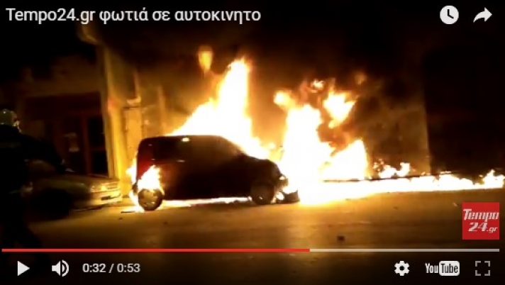 Πάτρα: Δείτε τη στιγμή που σκάει μολότοφ δίπλα σε αυτοκίνητο! Κάηκε ολοσχερώς όχημα και δίκυκλο