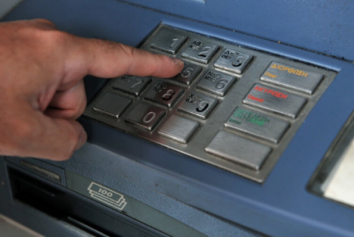 Πάτρα: Ο τυπικός υπάλληλος βρήκε τον τρόπο να αυξήσει τις τραπεζικές του καταθέσεις – Έτσι έβαζε χέρι στο ταμείο!
