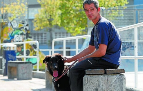 Ο άστεγος και ο σκύλος του που συγκλόνισαν την Ισπανία - Του δίνει «ζωή» η Σοσιεδάδ [εικόνες]
