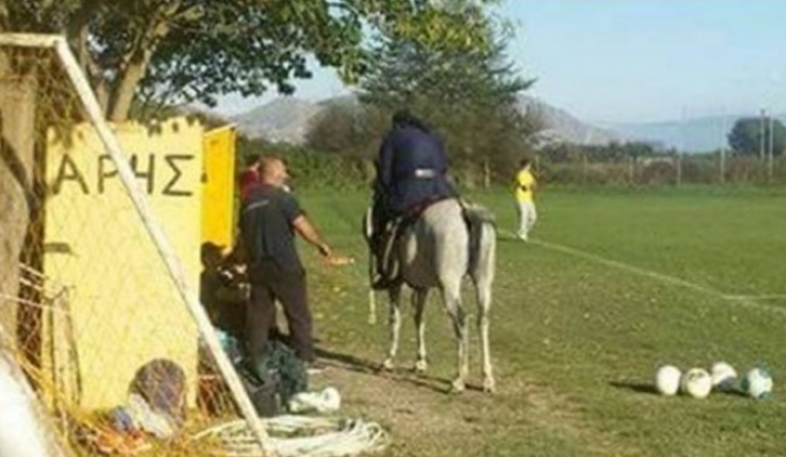 Φωτογραφία: Παπάς εισβάλλει στο γήπεδο με... άλογο και τα... ψέλνει στον προπονητή