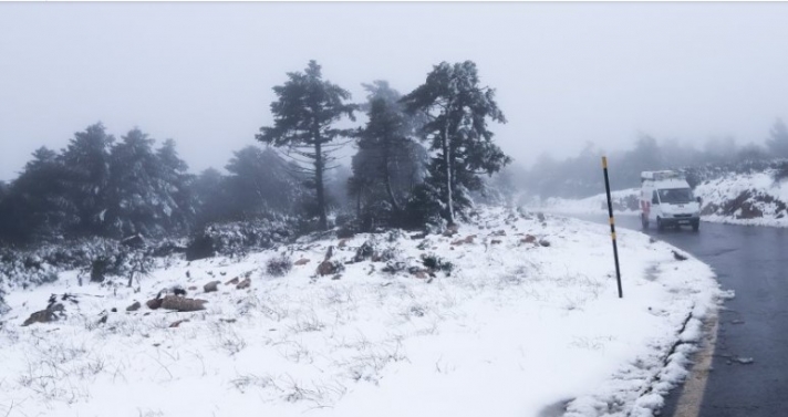 Κακοκαιρία: Κλειστή η λεωφόρος Πάρνηθας λόγω χιονόπτωσης