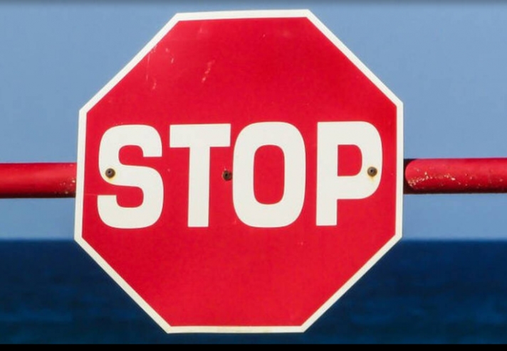 Γιατί η πινακίδα του STOP είναι οκτάγωνη;