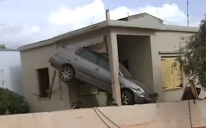 Συγκλονιστικό βίντεο: Αυτοκίνητο παρασύρθηκε από τα νερά και μπήκε σε σπίτι