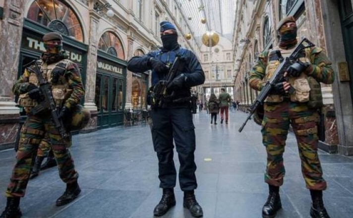 Εμπόλεμη ζώνη οι Βρυξέλλες: Πυροβολισμοί, εκρήξεις και συλλήψεις υπόπτων