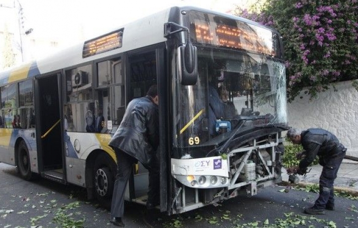 Φωτογραφίες: Τα πλάνα του τροχαίου στον Πειραιά με λεωφορείο του ΟΑΣΑ