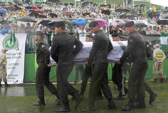 Ράγισαν καρδιές στην κηδεία των θυμάτων της Σαπεκοένσε