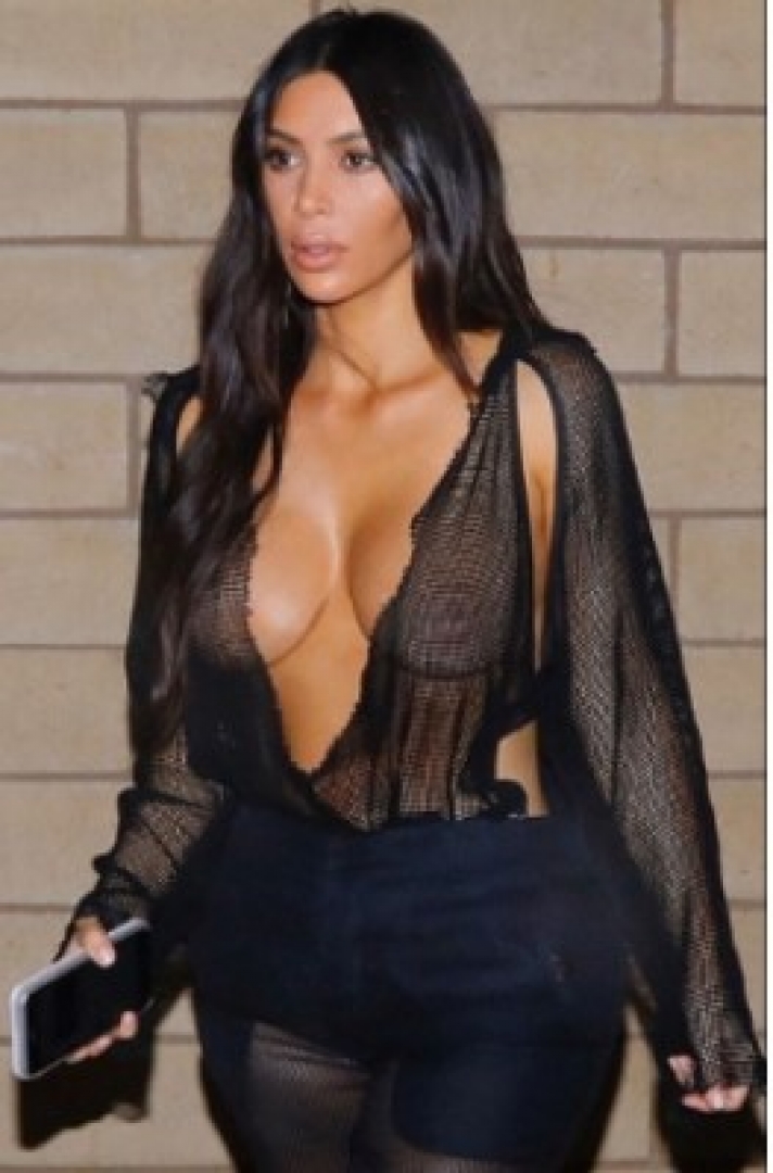 ΦΩΤΟ - Η προκλητική εμφάνιση της Kim Kardashian με το στήθος της σε κοινή θέα
