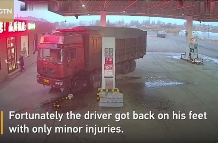 Τρομακτικό βίντεο: Οδηγός προσπαθεί να σταματήσει φορτηγό με το σώμα του