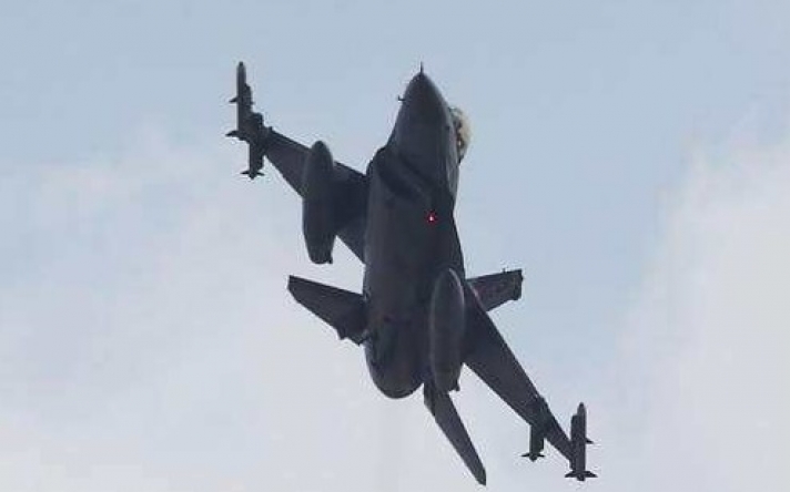 Μπαράζ τουρκικών παραβιάσεων και δύο εικονικές αερομαχίες στο Αιγαίο